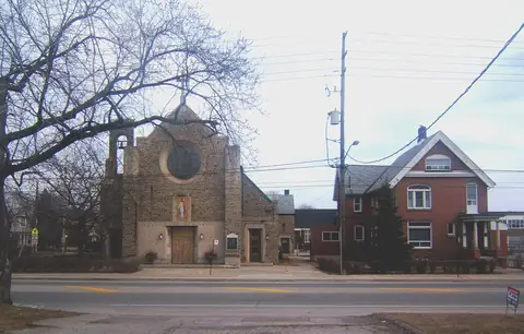 Photo: JosephIWMolto, Public domain St. Leo's Parish, Etobicoke
