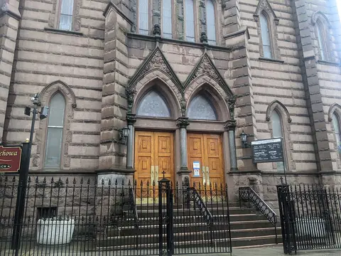 Photo: CaptJayRuffins, CC BY-SA 4.0 Our Lady of Czestochowa - St. Casmir, Brooklyn