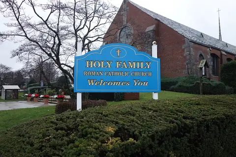 Photo: Tdorante10, CC BY-SA 4.0 Holy Family, Fresh Meadows