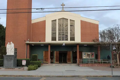 Photo: DarkNight0917, CC BY-SA 4.0 Holy Family Catholic Church, Artesia