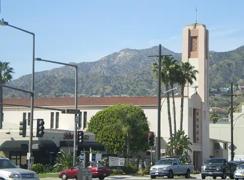 Photo: Cbl62 at English Wikipedia, CC BY-SA 3.0 Incarnation Catholic Church, Glendale
