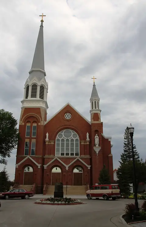 Photo: Bjoertvedt, CC BY-SA 3.0 Cathedral of St. Mary, Fargo