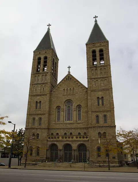 Photo: Robbie Schneider, CC BY-SA 3.0 St. Bernard, Akron