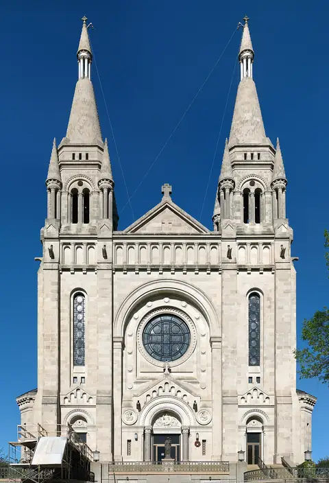 Photo: Jake DeGroot, CC BY-SA 3.0 Cathedral of Saint Joseph, Sioux Falls